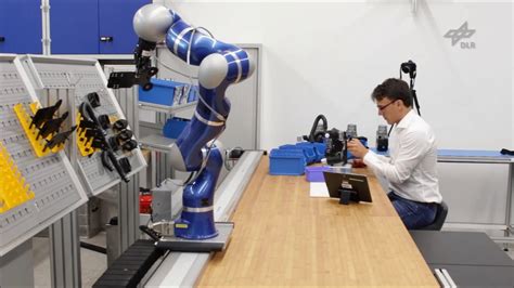 製造業 求人 大阪 - 未来の工場はロボットと人間の共演ステージ？